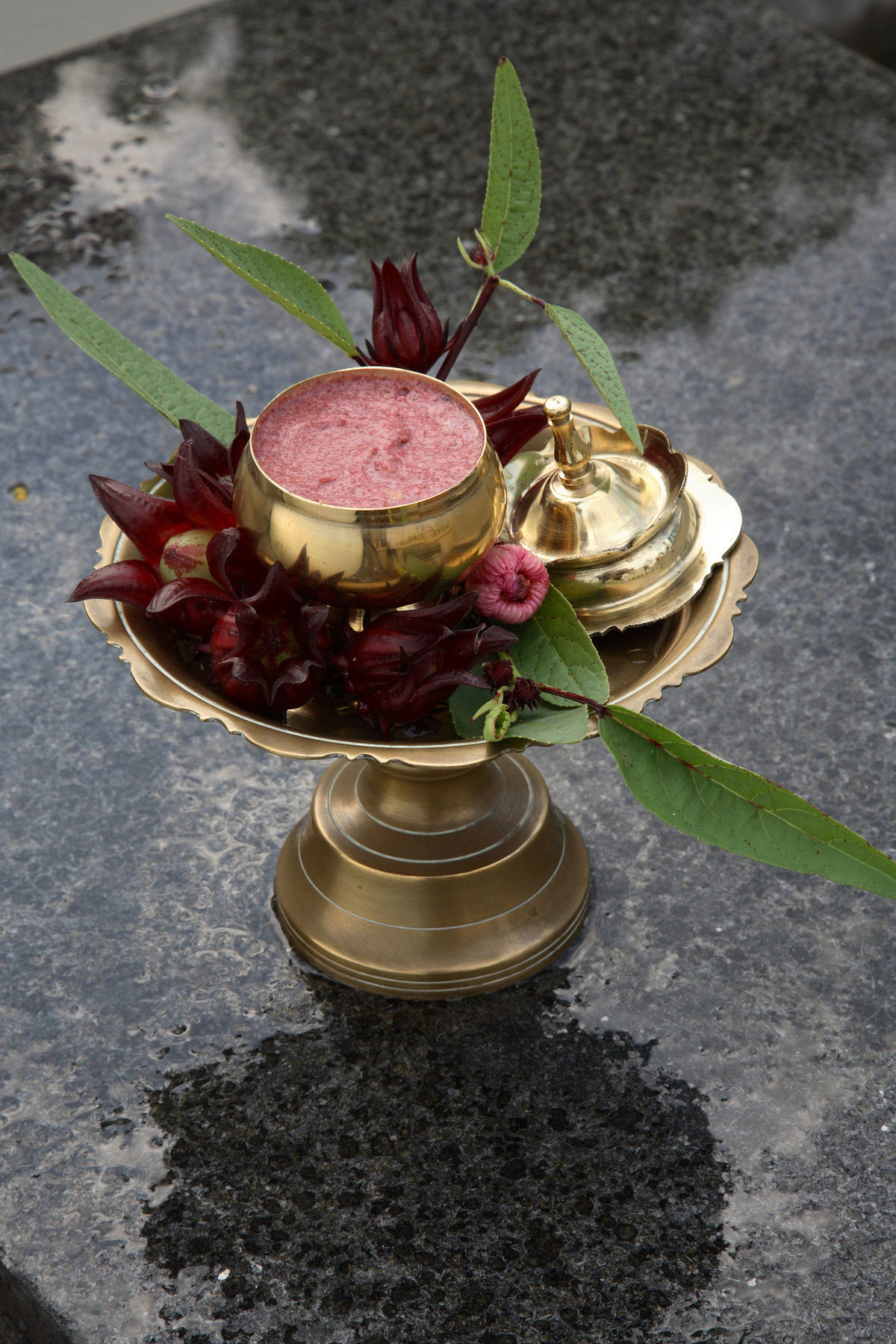 דאנגון Tanjong Jara Resort, Terengganu - A Small Luxury Hotels Of The World מראה חיצוני תמונה A brass thali with a bell, flowers and a pot of halwa