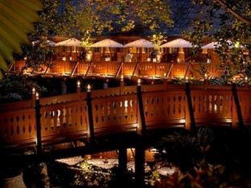 דאנגון Tanjong Jara Resort, Terengganu - A Small Luxury Hotels Of The World מראה חיצוני תמונה The restaurant at night